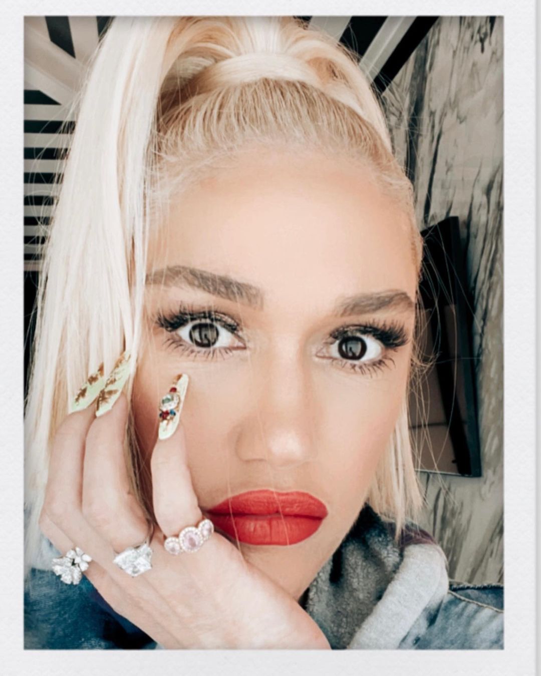 GWEN STEFANI SHOWING OFF HER LASH EXTENSIONS